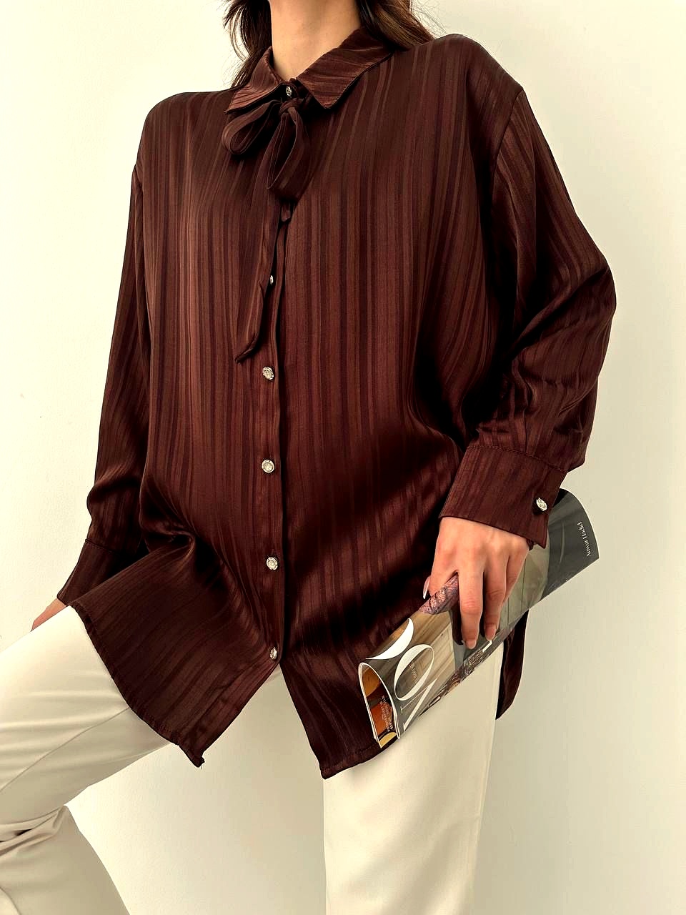 Chemise Satinée Marron — Coupe Élégante | Mode Modest Femme – Image 2