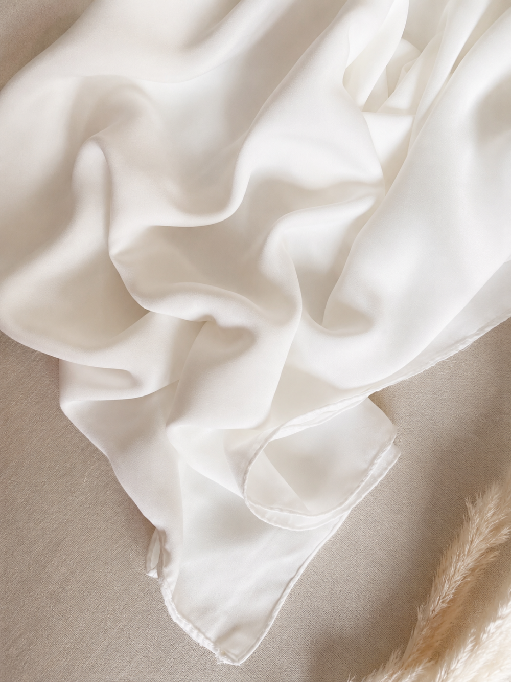 Hijab Crêpe de Luxe Blanc | Foulard Femme Élégant – Image 2